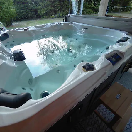 Gite A La Campagne Avec Jacuzzi Avensan Exterior photo