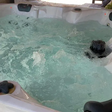 Gite A La Campagne Avec Jacuzzi Avensan Exterior photo