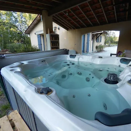 Gite A La Campagne Avec Jacuzzi Avensan Exterior photo