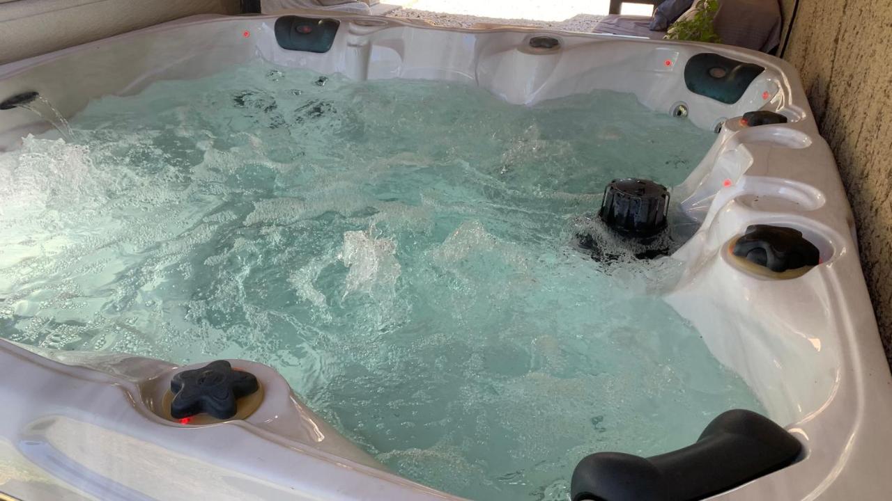 A La Campagne Avec Jacuzzi