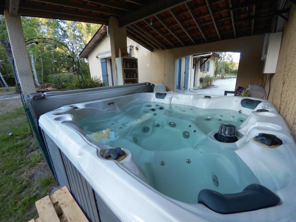Ferienhaus A La Campagne Avec Jacuzzi Avensan